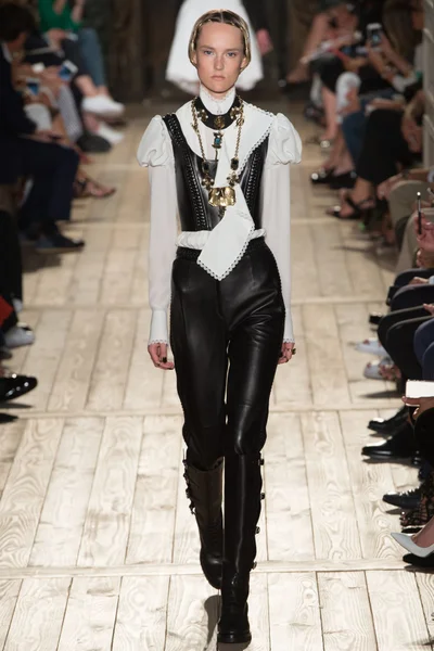 Look 16